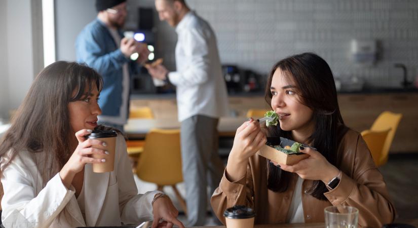 Ebéd a rohanásban: Mit és hogyan eszünk munka közben?