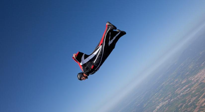 Rosszul manőverezett egy hegyről leugró profi siklóruhás bázisugró, és kis híján egy túrázó családra esett