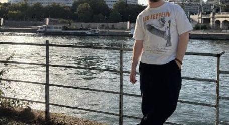 Kizuhant a hetedik emeleti lakása ablakán Párizsban egy orosz újságíró