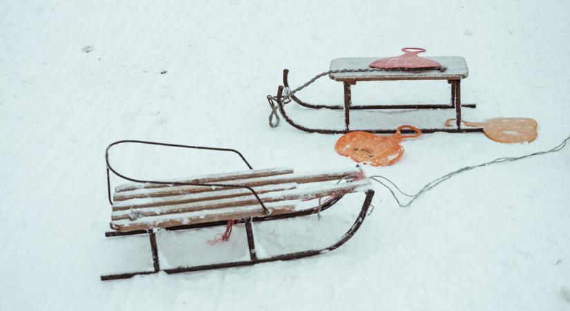 Autóval húzták a szánkót, hátulról elütötte őket egy másik jármű