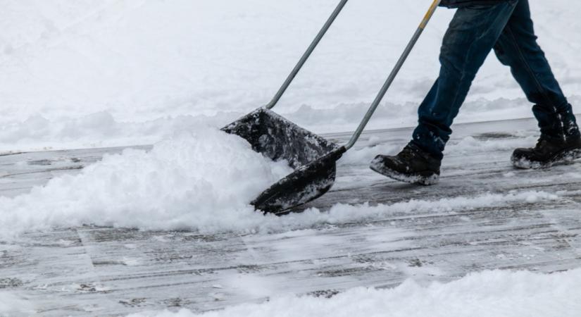 Vigyázz! Büntetést kapsz, ha ezzel takarítod el a havat a járdáról!