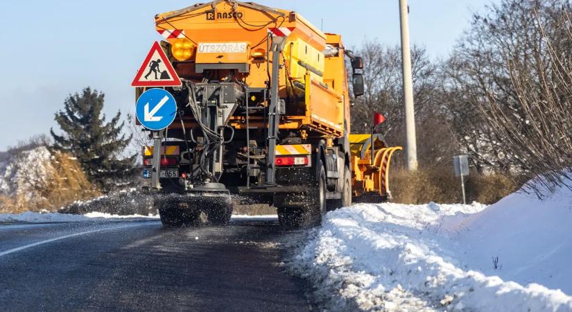 Lázár János a hóhelyzetről: Javulnak az útviszonyok, a védekezés országszerte folyamatos