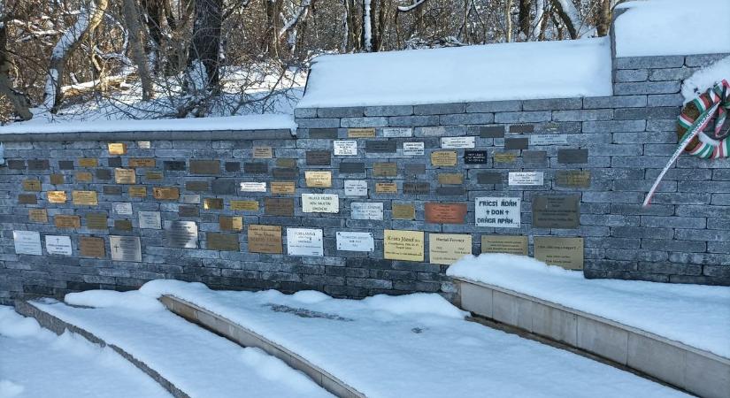 Séta a lövészárokban, emléktűz a kápolnánál