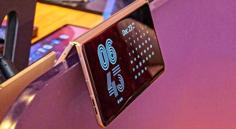 CES 2026: Fotókon a Razr Fold masszív kamerasarka