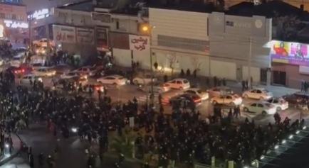 Internetes és telefonos kapcsolatokat vágtak el Irán-szerte; a halálos áldozatok száma 45