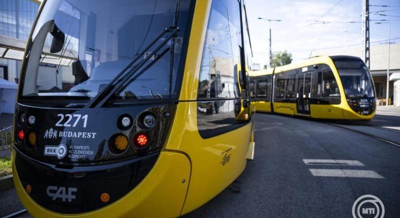 BKK: forgalomba állt a 26. új CAF-villamos