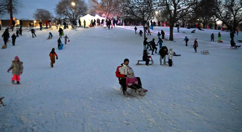Siófokon megtelt a kórházdomb szánkózókkal – hosszú évek óta nem volt ilyen