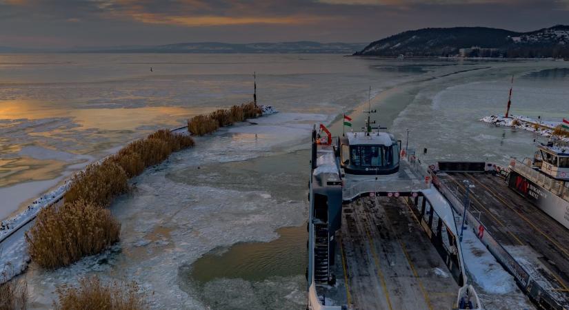 A Balaton jegesedik, de járnak a kompok