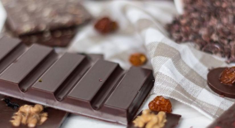 Kesernyés íz, lassabb öregedés? Meglepő titok az étcsokiban