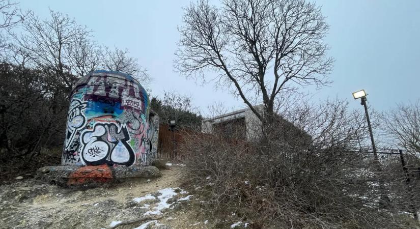 Tiltott helyen tartózkodik! – szól rá egy hang a semmiből a kirándulókra egy budai luxusingatlan kerítésénél