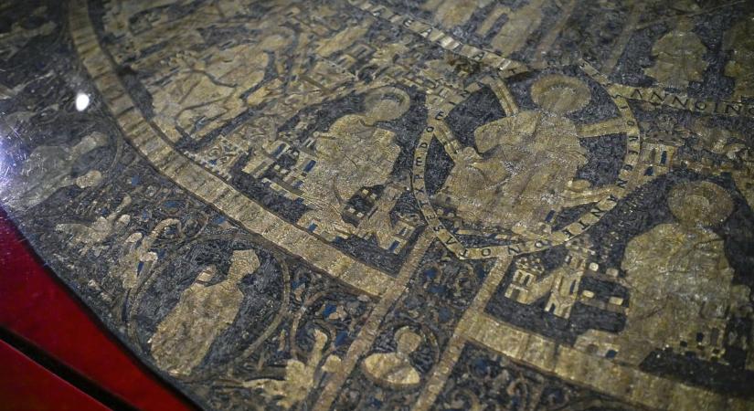 Elszállították az ezer éves magyar történelmi relikviát, kezeslábasba öltözött szakemberek emelték ki a vitrinből