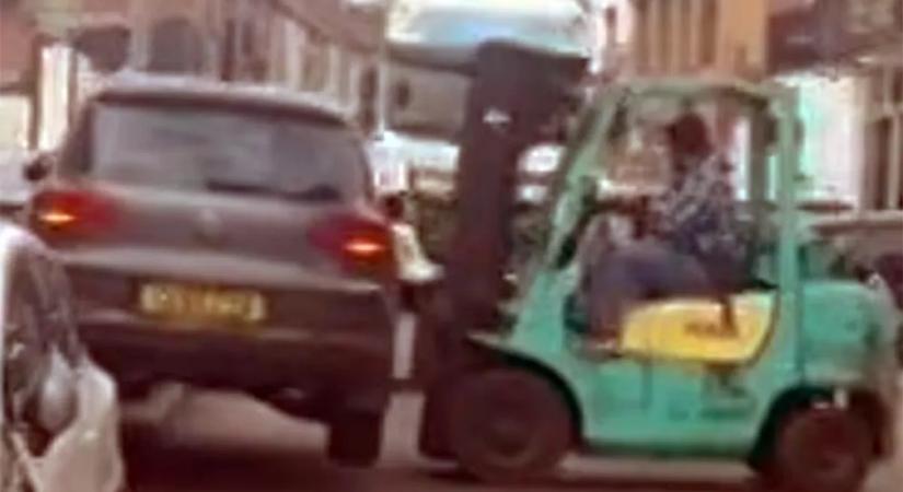 Útban volt a rossz helyen parkoló autó, a targoncás fél kézzel elintézte