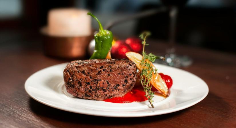 Szakértők szerint van egy komoly hiba, amit mindenki elkövet hús sütésekor