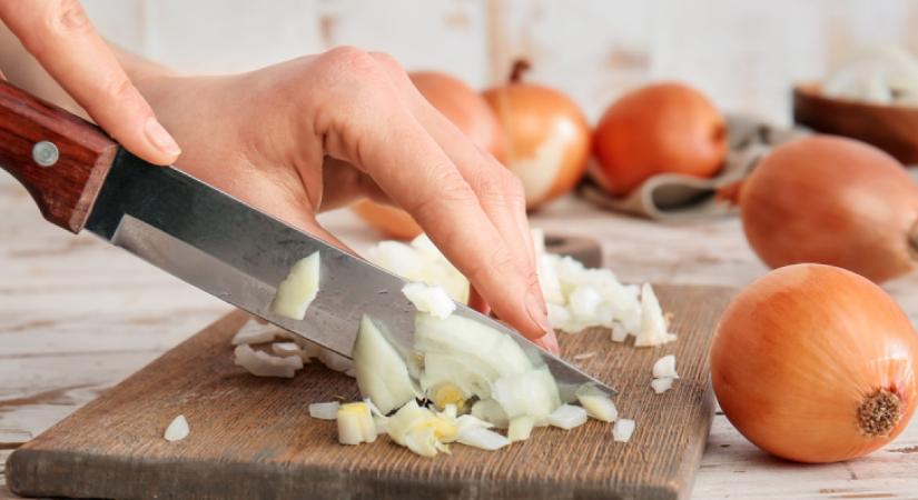Soha többé nem könnyezel hagymaszeleteléskor, ha 10 percre megteszed ezt