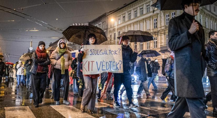 „Fel kellene ébredni” – Méltó fizetésre és jó egészségügyre várnak a magyar nők, ehelyett családpolitikát kapnak az Orbán-kormánytól