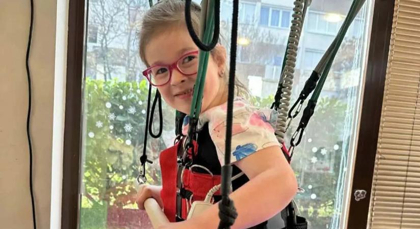 Első önálló lépéseit tette meg az 5 éves, súlyos beteg Sárika