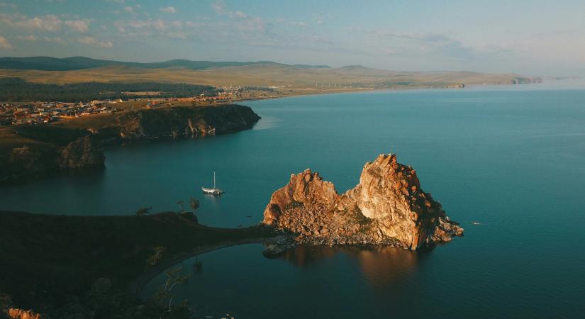 Mondunk egy tavat, melyik országban található?