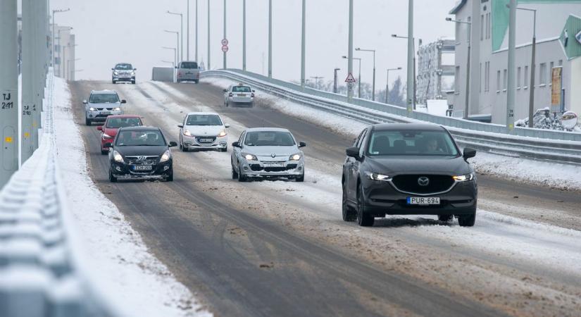 Csúszós utak és munkálatok is lassítják a közlekedést