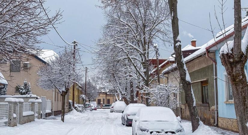Összetörte magát olvasónk: járhatatlanok a Mecsekoldal kis utcái a jég miatt