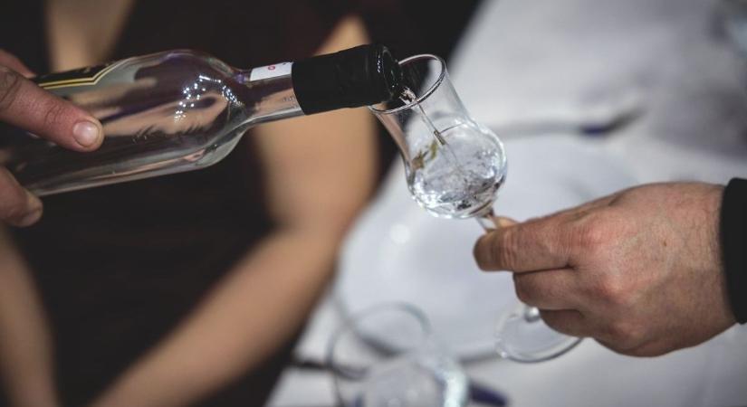 Lefelezett felesek: egyre szorítóbb a magyar pálinka válsága – a fiataloknak túl tömény, a barackot unják