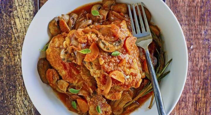 Csirkepörkölt olasz módra: gazdag paradicsomszósszal készül a mennyei fogás
