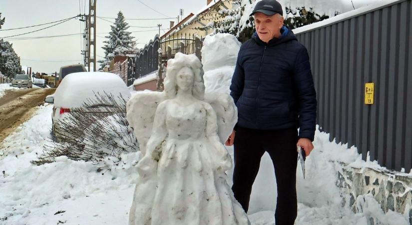 Igazi téli csoda! Hóból formált angyalt a paksi fafaragó (videó és képek)