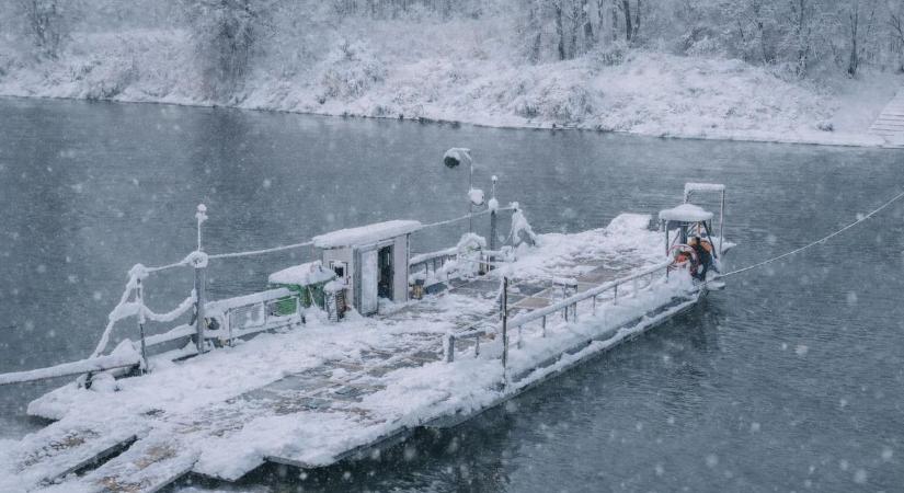 Szinte lehetetlen feladatnak tűnt, végül traktorral mentették meg a mindszenti kompot