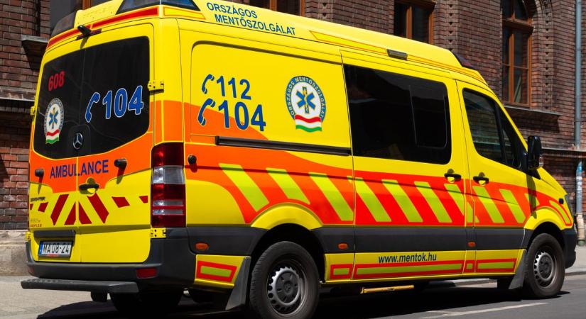 Frontális karambol Mosonszolnokon, mentő is a helyszínen