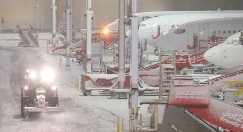 Kritikus a hóhelyzet Angliában: sorra zárnak be a repterek, rengeteg járatot töröltek