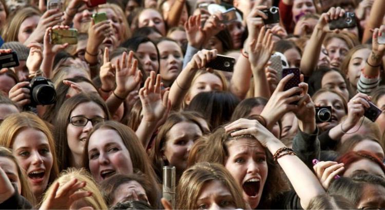 „Miért rajong a gyermekem az influenszerekért?” - szakértőkkel tart ingyenes előadást a Képernyőidő