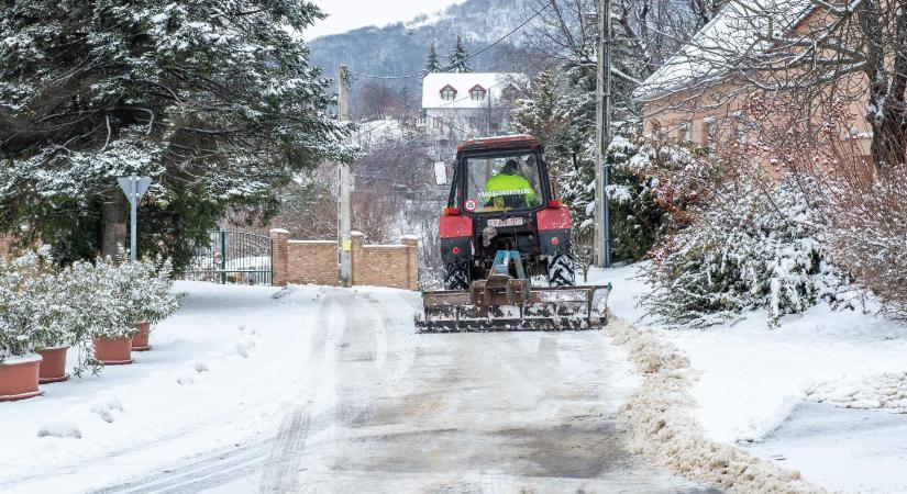 Vörös jelzés Somogyra és Baranyára, Zalában leáll az élet az ónos eső miatt