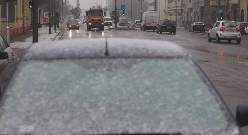 Aki teheti, maradjon otthon! – Jön az ónos eső, kiadták a legmagasabb fokú figyelmeztetést Baranyára!