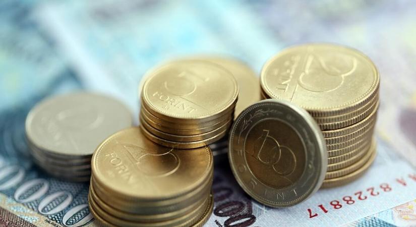 Bombaformában kezd a forint