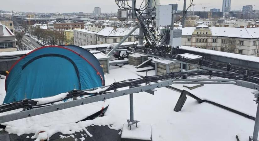 Felvételen a kelenföldi besurranók - ők élnek a 10 emeletes panel tetején