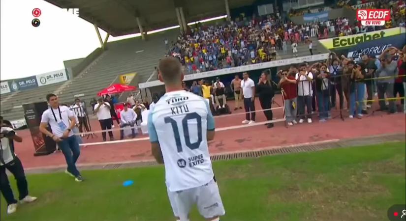 Bemutatták új csapatában a futballistát, aki rögtön telibe talált egy nézőt a labdával