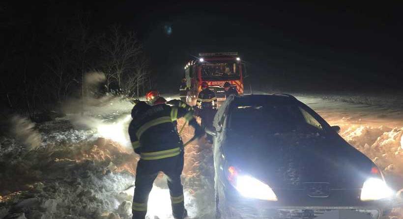 Elakadtak a hóban – Tíz személyt, köztük három gyereket, mentettek a tűzoltók