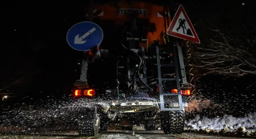 Lázár János: Nyitva maradnak az állomások