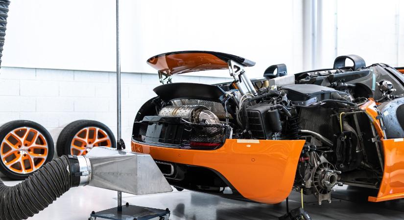 Szédítő összeget éget el a Bugatti átlagautóként