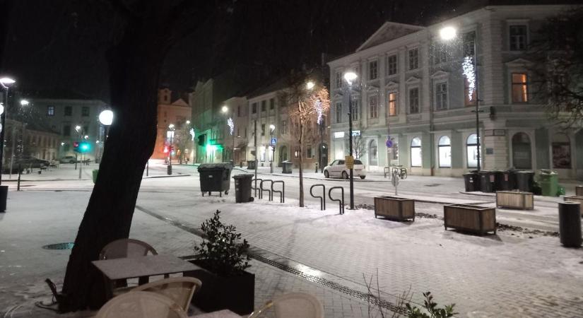 Dermesztő hideg éjszaka után - Újra nagy pelyhekben hull a hó Sopronban - videó