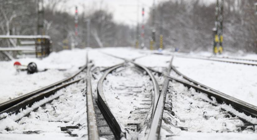 MÁV: a téli időjárás miatt a pénteki menetrend is jelentősen változik – így járnak a vonatok Budapest környékén