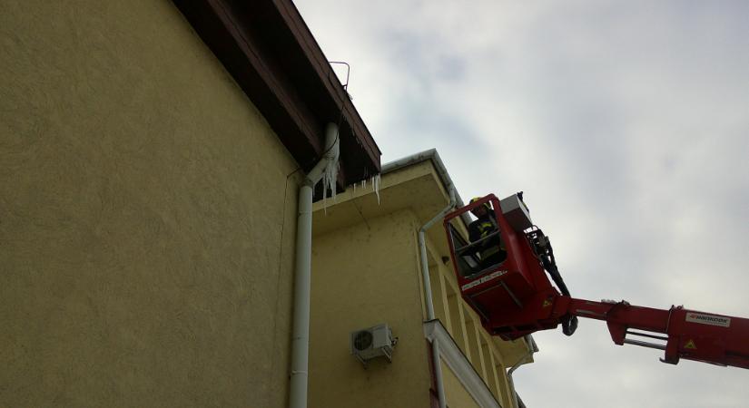 Nem csak a hó, a jég is veszélyes – szükség volt a tűzoltókra Balmazújvároson