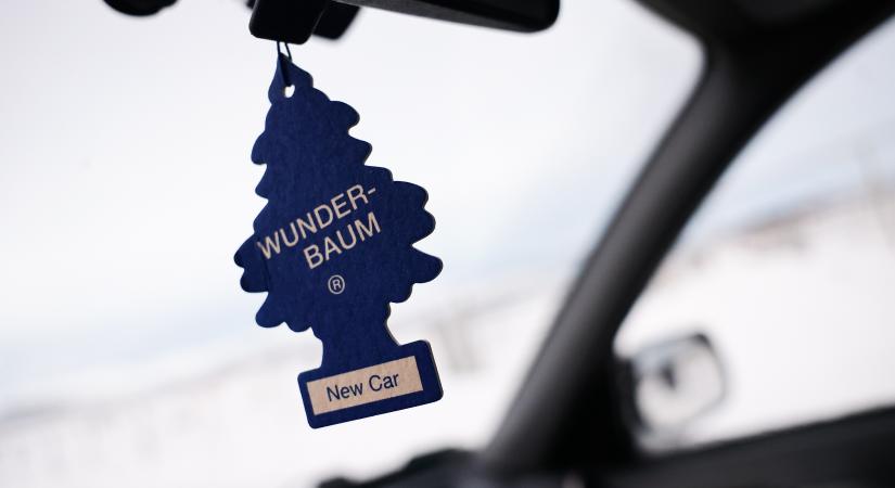 Illatosító a visszapillantón? Van, ahol ezt is büntetik