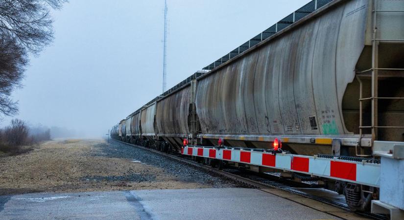 Úton vagy sínen? Kamionok helyett lehet-e vonattal szállítani?