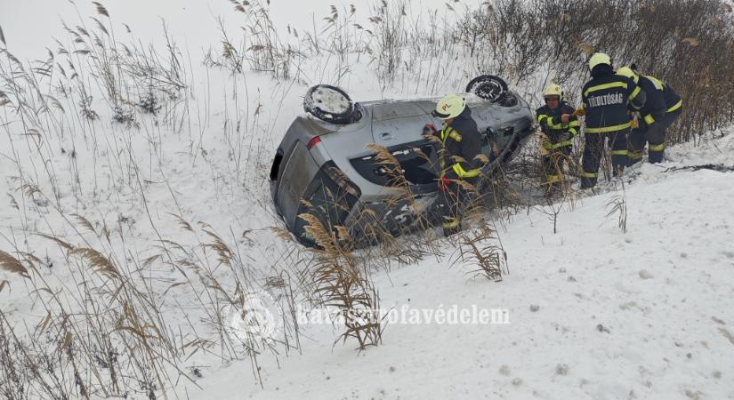 Árokba csúszott egy autó Nádudvarnál
