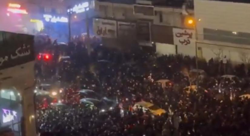 „Halál a diktátorra” – Évek óta nem látott tömeg vonult az utcákra Iránban, az országban leállt az internet