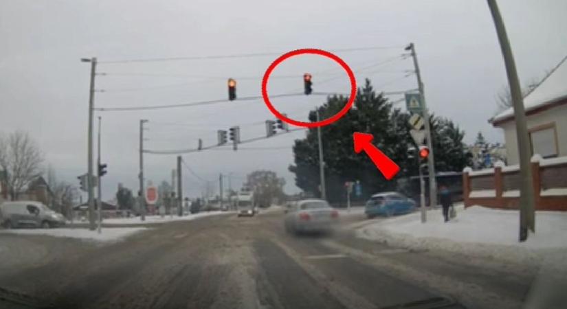 A rendőrök orra előtt hajtott át a piroson a lekapcsolt autós – Te fékeztél volna a hóban? (videó)