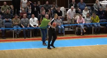 Egy évre eltiltották a játékvezetőt meglökő pécsi szurkolót