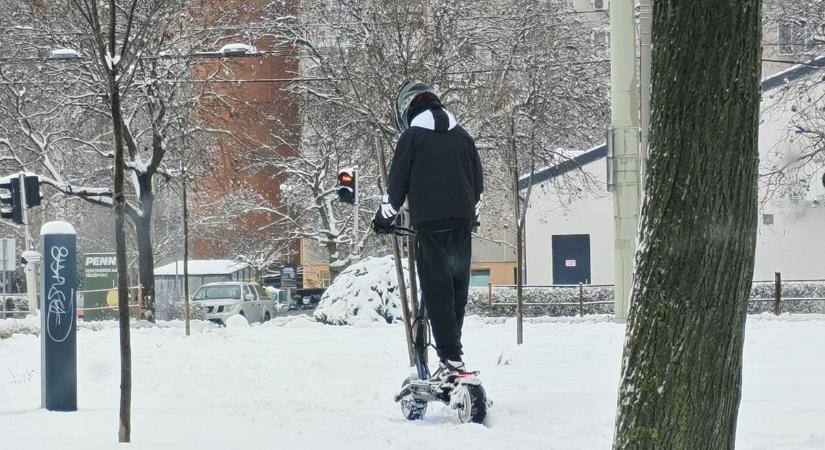 Csúszik minden, de ők mégis nekivágnak: a rollereseket és bicikliseket sem állítja meg a hó