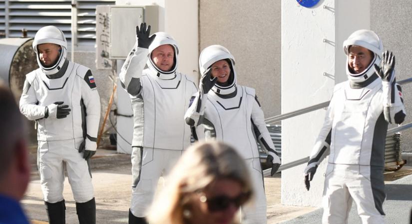 A NASA döntött, idő előtt visszahozzák a Földre a Nemzetközi Űrállomás teljes személyzetét