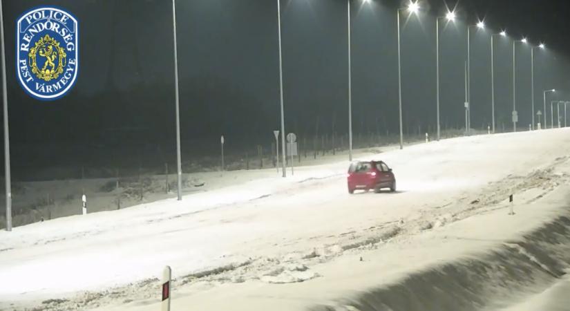 Havas úton próbáltak fiatalok driftelni Gödön – az árokban kötött ki az autó